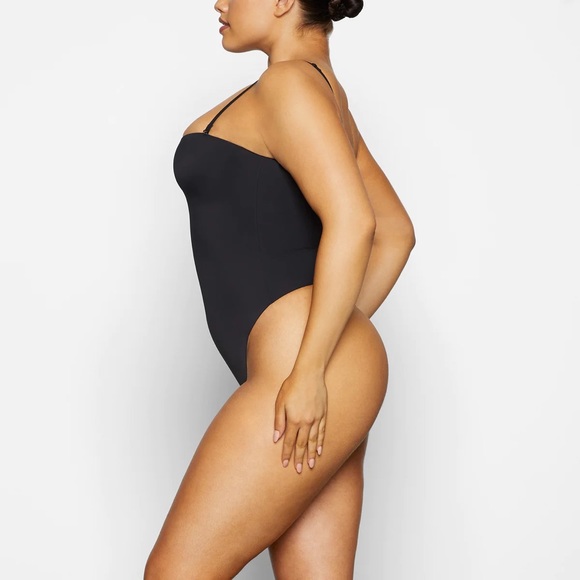 SKIMS Contour Lift Bodysuit - Picture 5 of 7